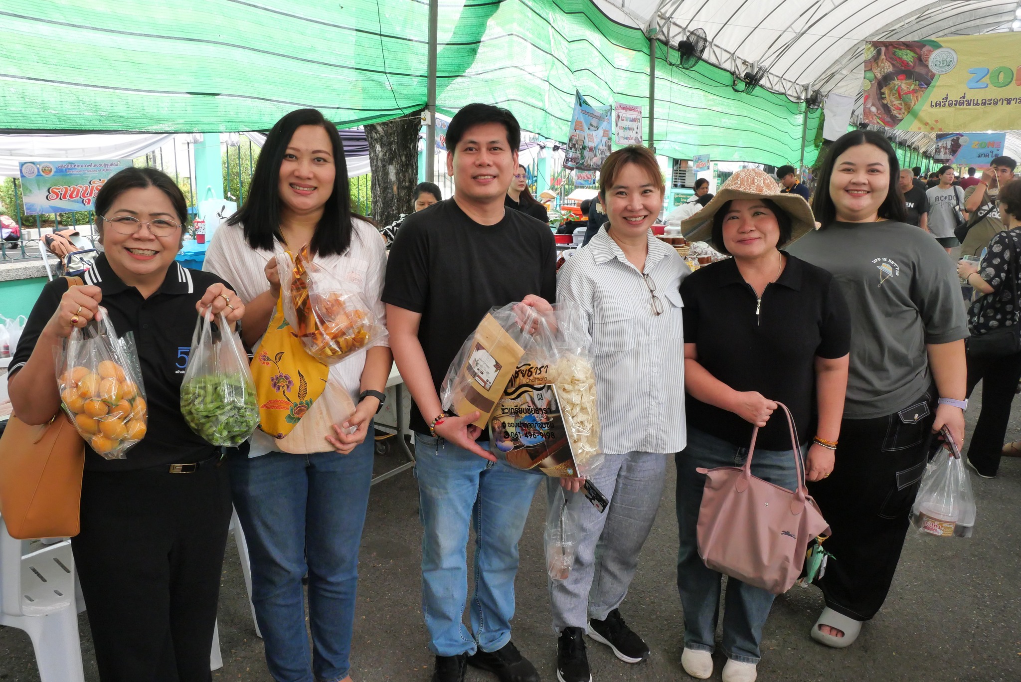 title - เลขาธิการ ส.ป.ก. เยี่ยมทักทายเกษตรกรและซื้อสินค้าในบรรยากาศวันสุดท้ายของการออกร้านขายสินค้า จากเขตปฏิรูปที่ดิน ส่งท้ายงานครบรอบ 51 ปี ส.ป.ก.